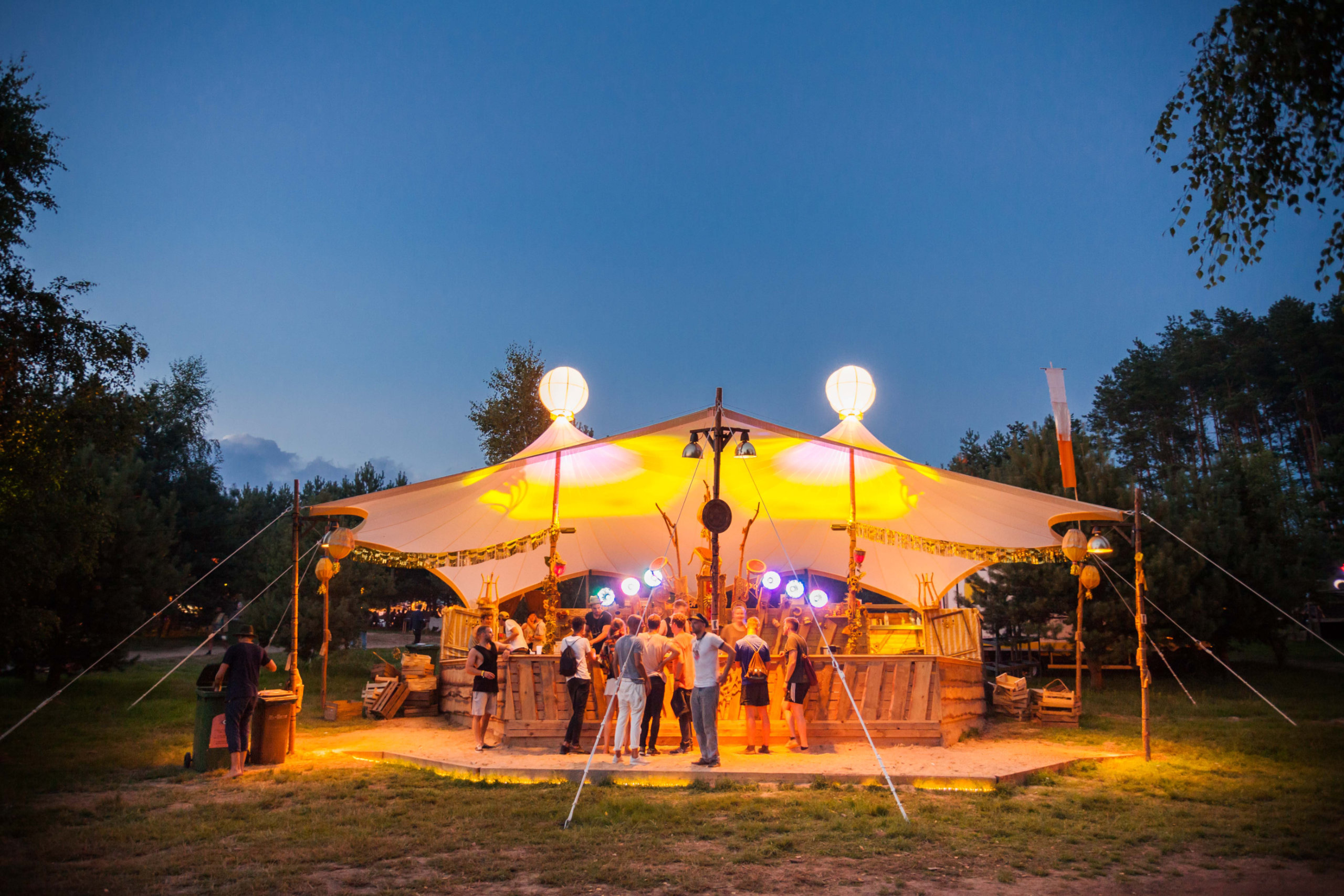 Ein Stretchzelt von STOFFDACH Rental - wunderbar beleuchtet auf dem Garbicz Festival; als Foodstand überdacht es die Ladenfläche.