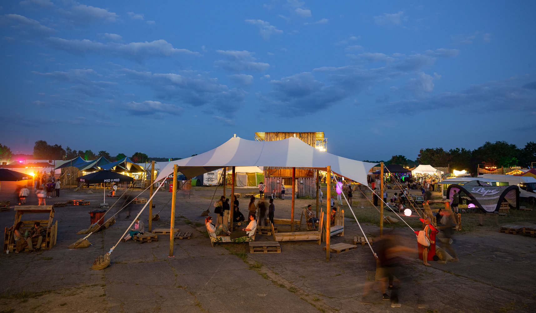 Der Zweimaster, das Sonnensegel R4 75 auf dem Wurzelfestival, dient als Sonnenschutz für das tanzende und feiernde Publikum.